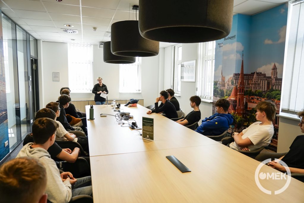 Tárgyalóban a diákok.