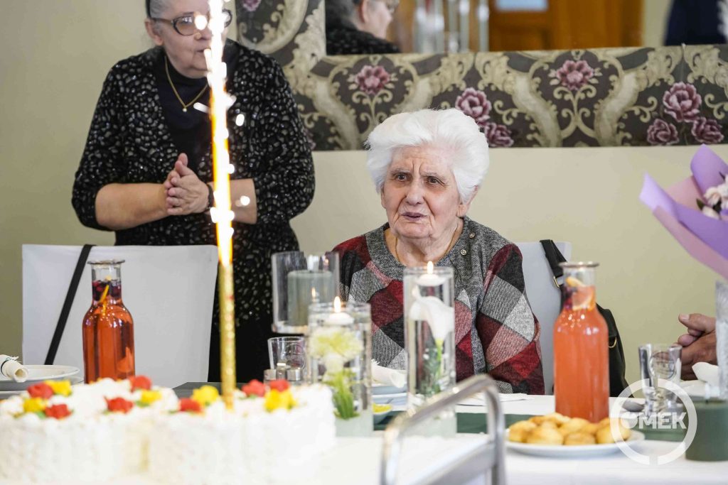 Tűzijáték a tortán, amelyet figyel az ünnepelt.