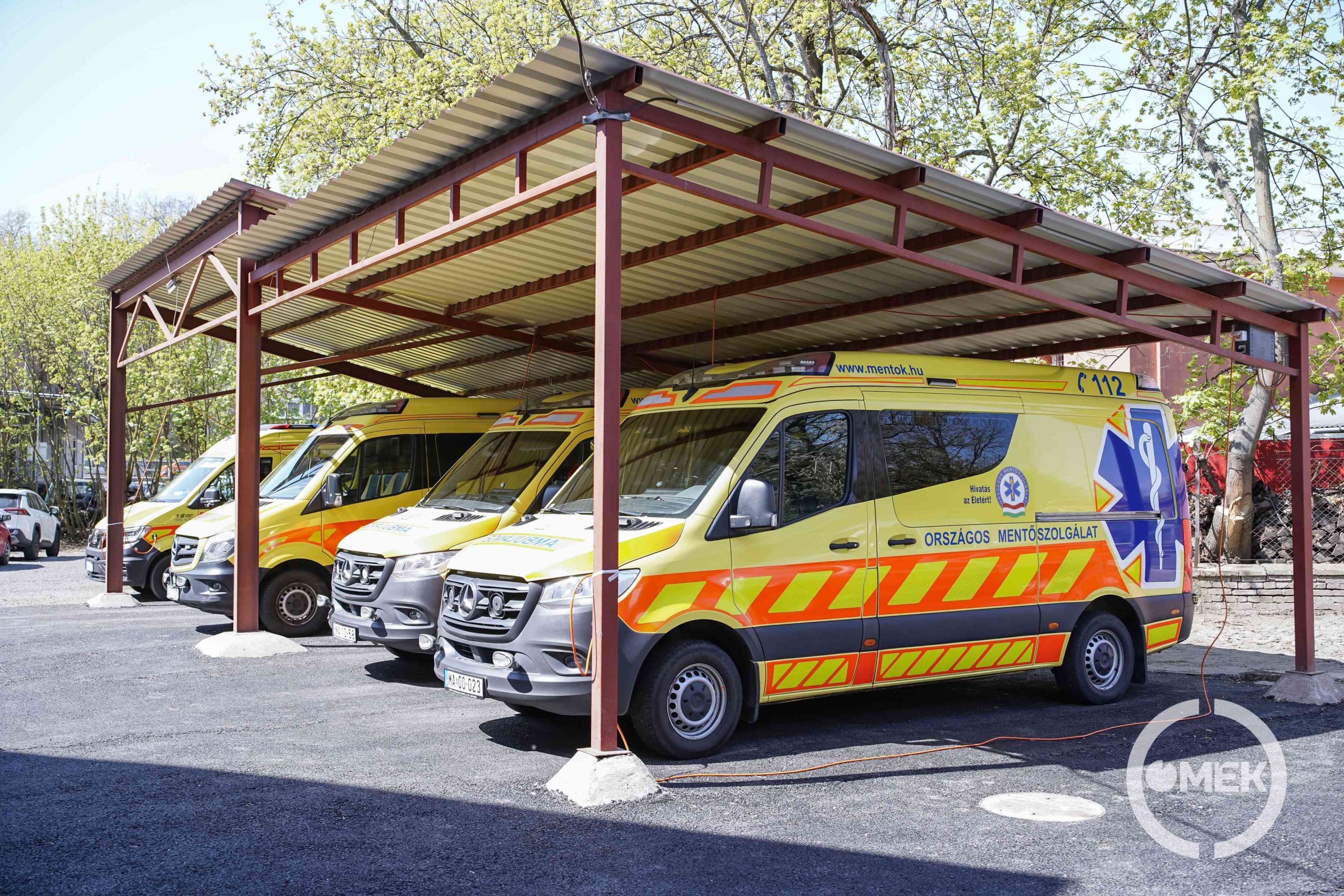 Új tetőt és paneleket kap a beálló.