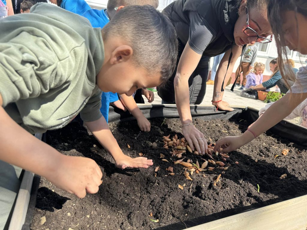 Ültetnek a gyerekek.