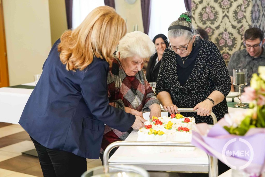 Ünnepélyes pillanat a torta felvágása.