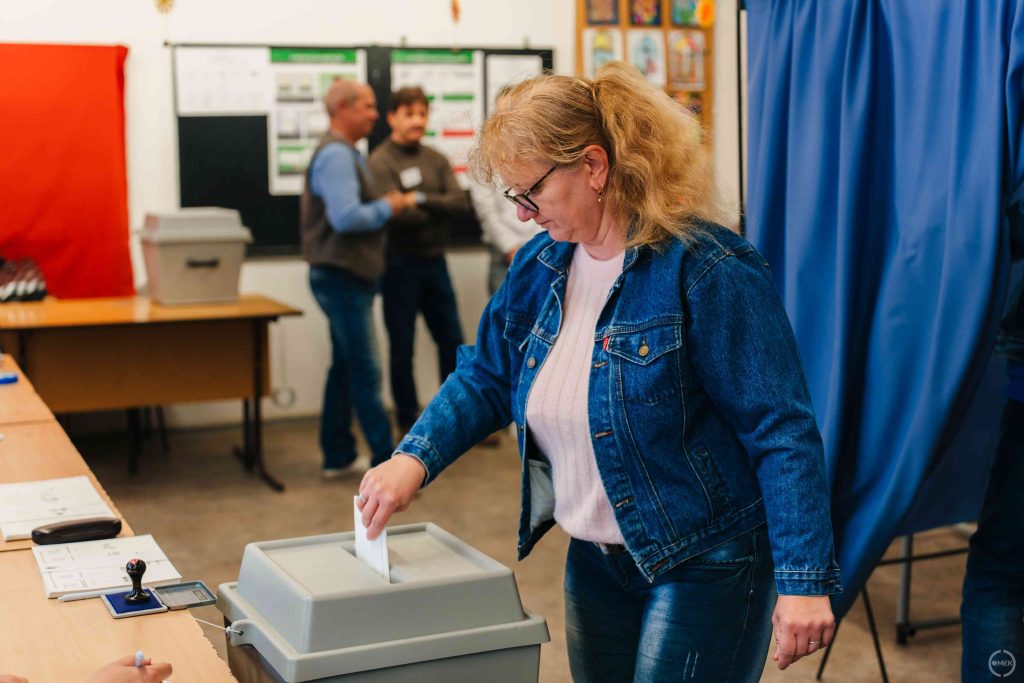 Urnába dobják a szavazólapokat.