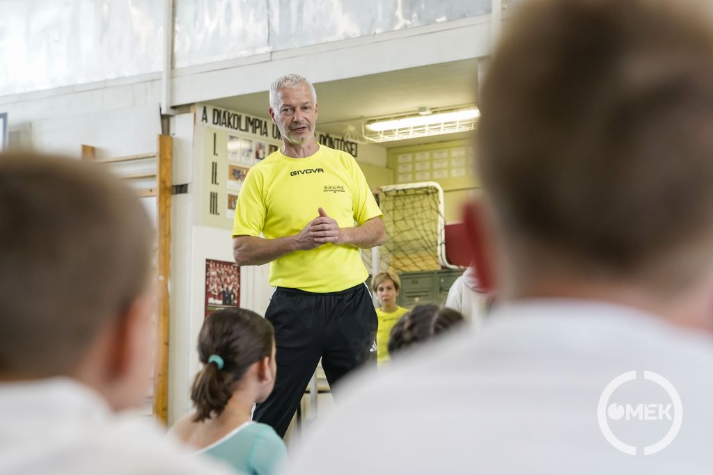 Vanczák Attila igazgatóhelyettes beszélget a gyerekekkel.