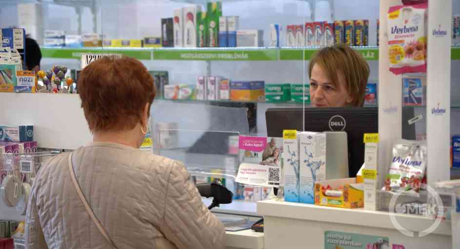 Vásárló a gyógyszertárban.