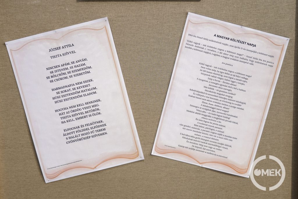 Versek kiállítva az ünnepségen.