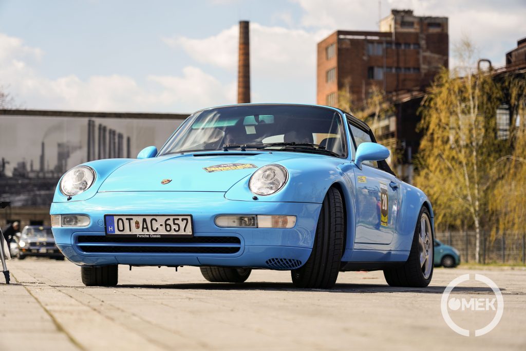 Világoskék oldtimer Porsche.