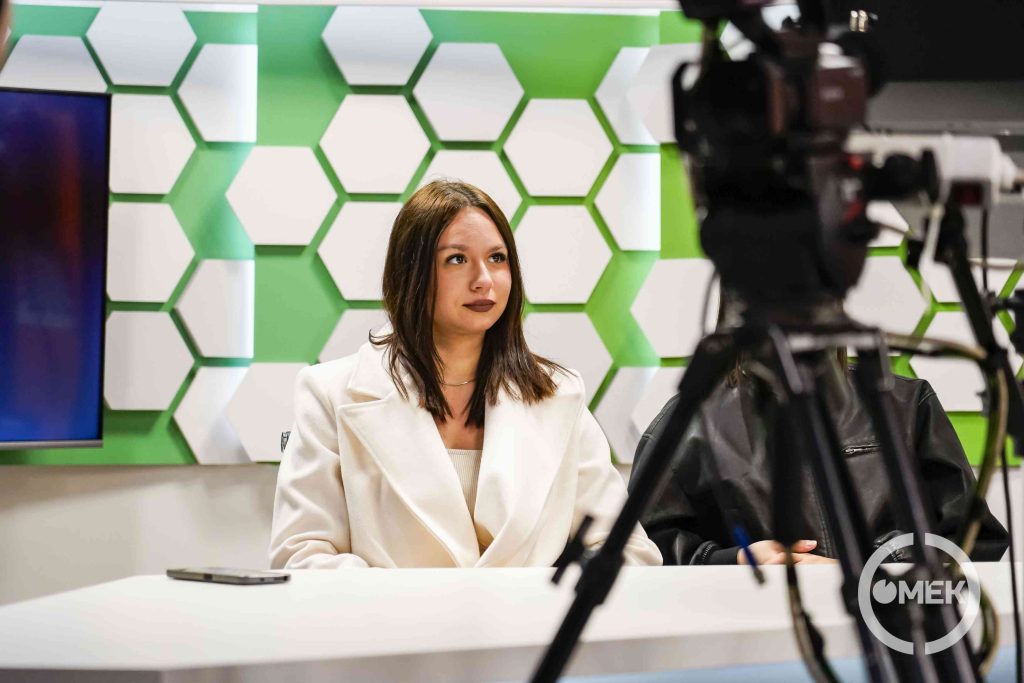 Volt, aki a Háttér díszletben foglalt helyet.