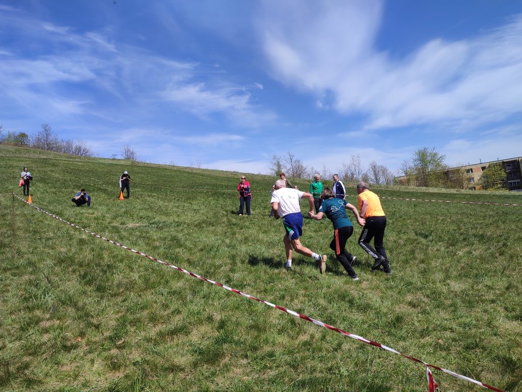 Voltak, akik egymást támogatva futottak fela dombra.
