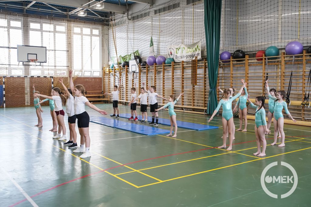 Zajlik a bemelegítés.