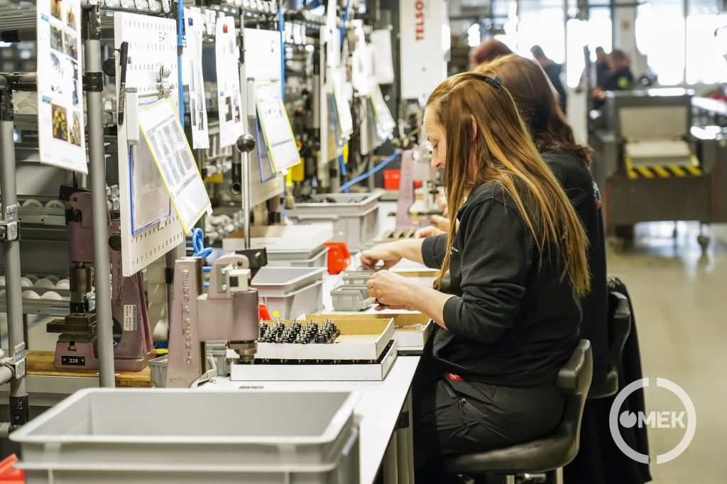 Zajlik a munka az egyik gyártósoron.