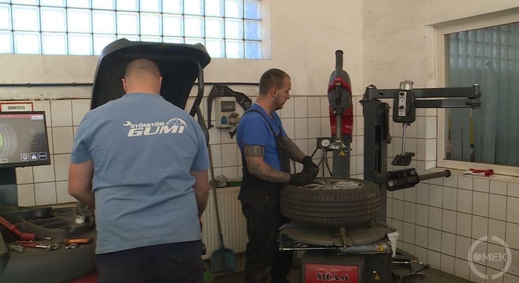 Zajlik a munka ebben a műhelyben.