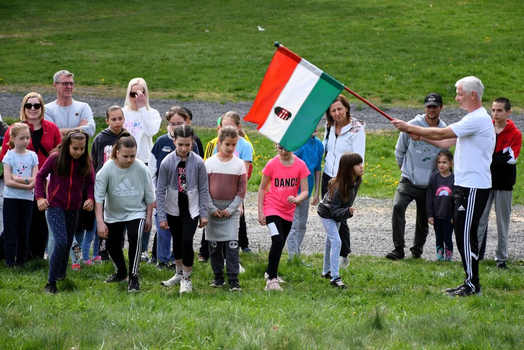 Zászló a rajtolók előtt.