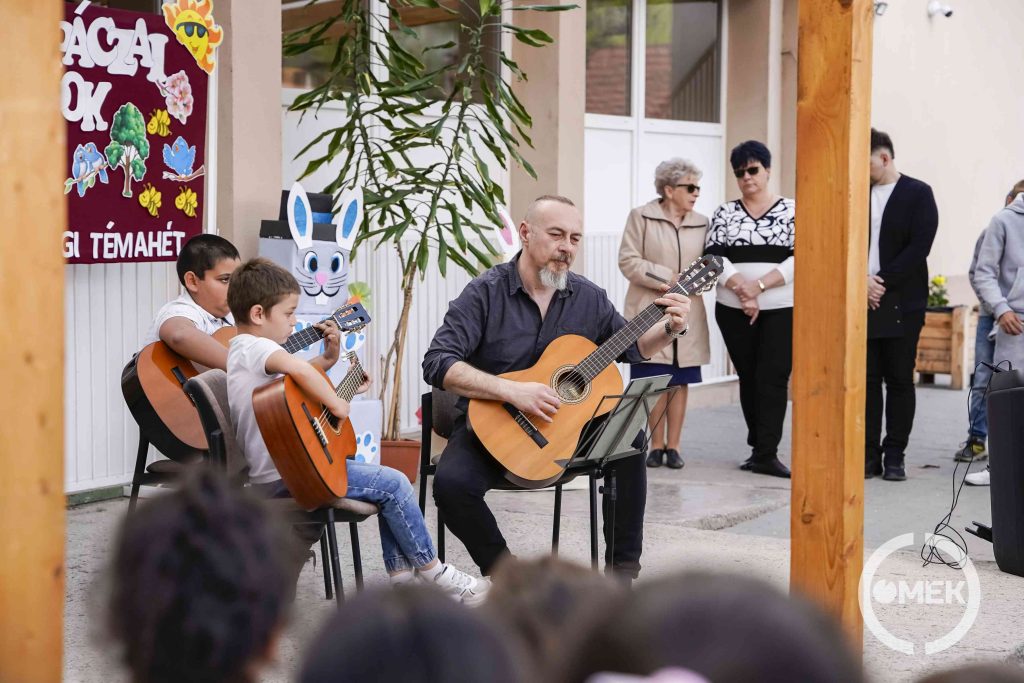 Zenés produkcióval is készültek az alkalomra.