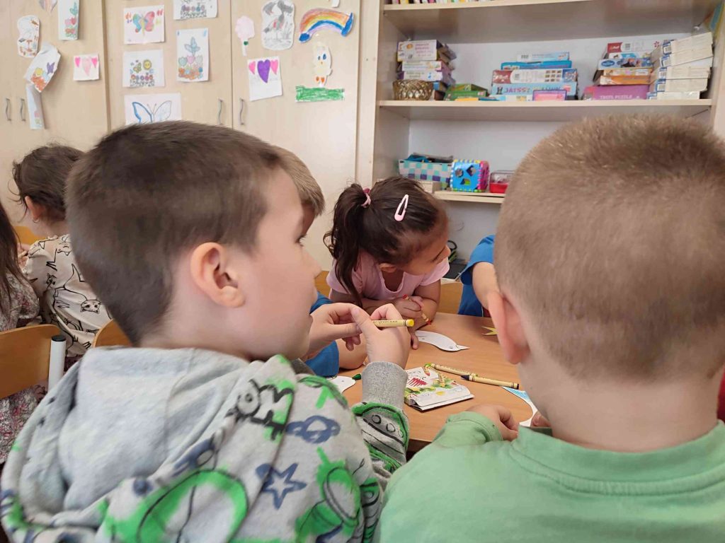 Zsírkréták a kézben.