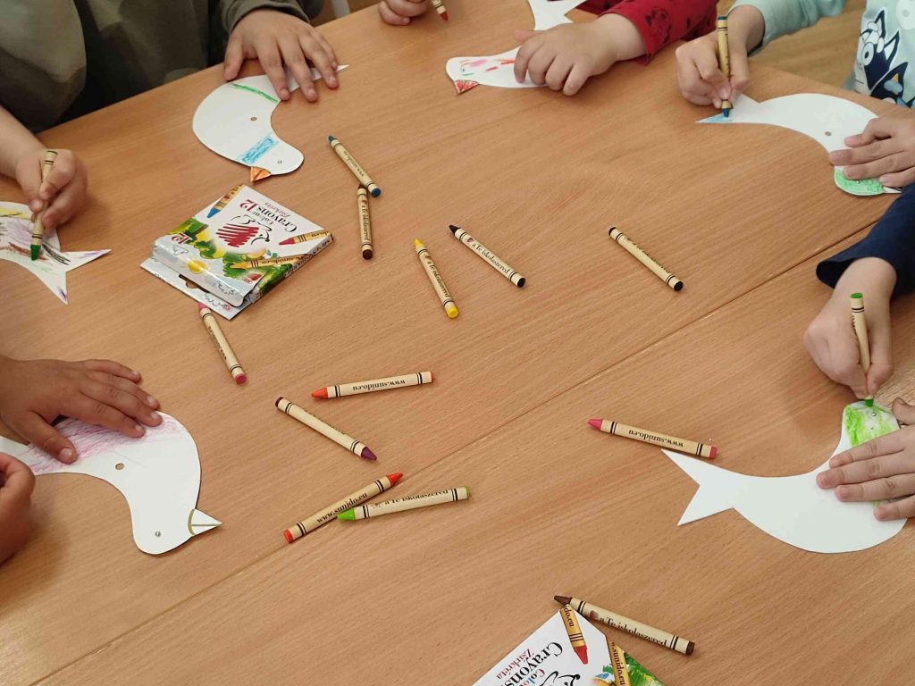 Zsírkréták hevernek az asztalon.