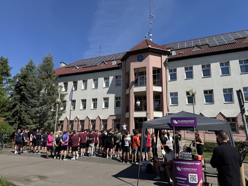 A futás résztvevői a kapitányság parkolójában.