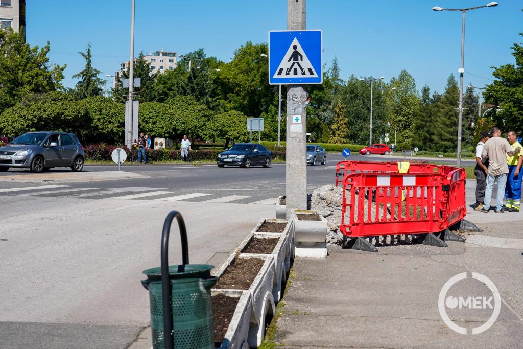 A járda egy szakasza le van zárva.