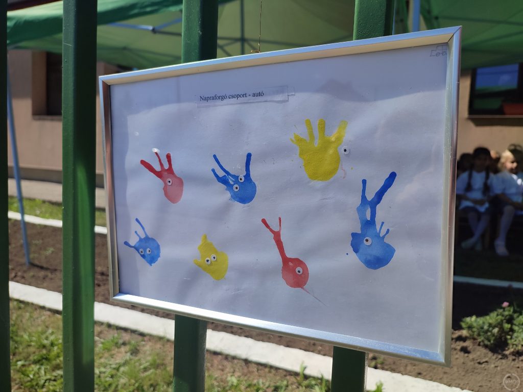 A képek különböző techinikával készültek, ezen tenyérnyomok láthatóak több színben.