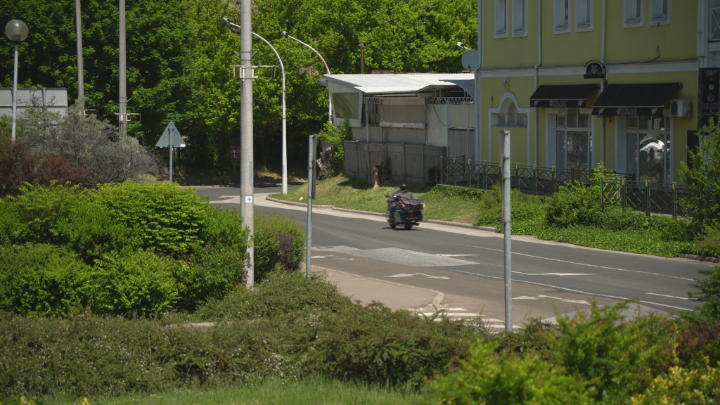 A motoros távolodik.