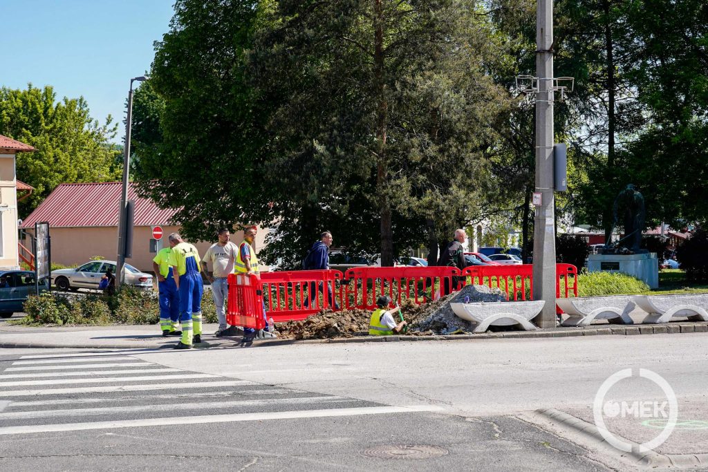 A járda egy szakasza le van zárva.
