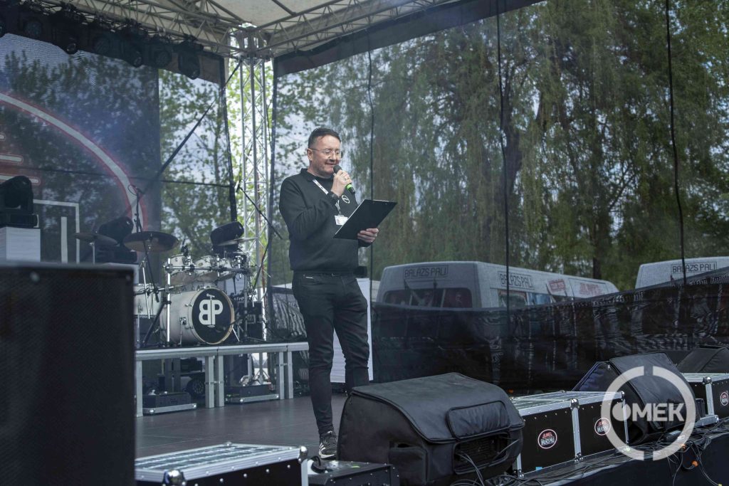 A műsor folytatódik. Bukovinszky Zsolt konferál.
