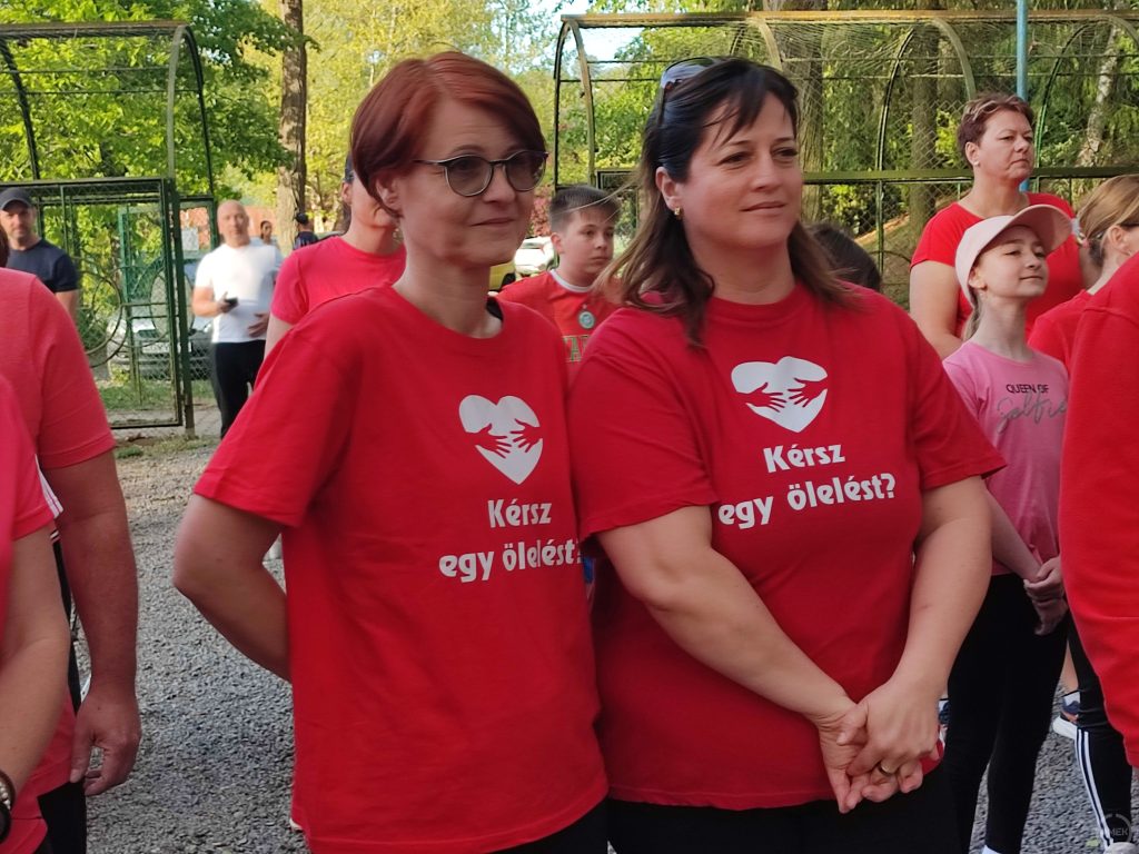 A résztvevők Kérsz egy ölelést feliratos pólót viseltek.