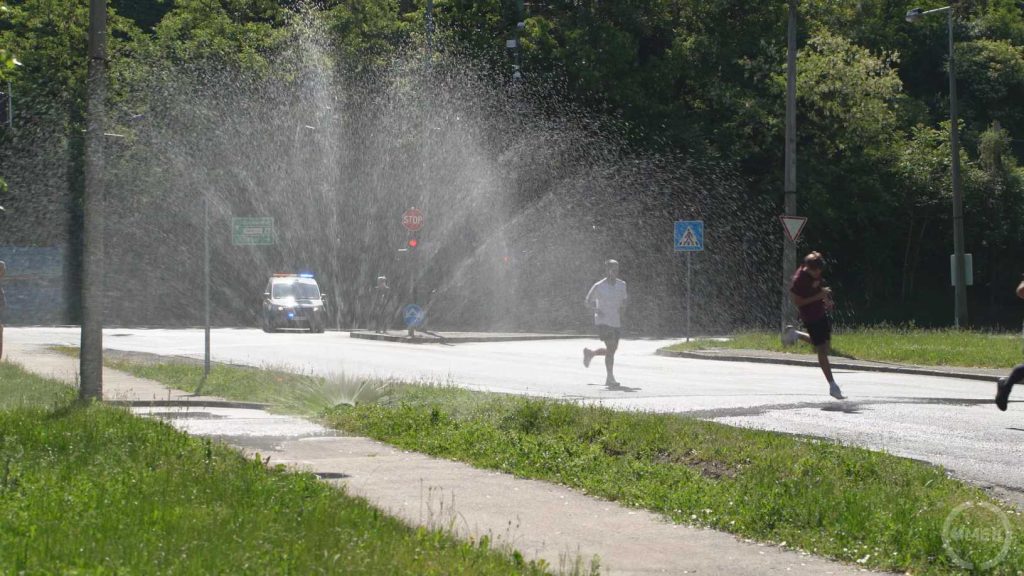 A tűzoltók meglepetéssel készültek, a vízsugár alatt is sokan átfutottak.