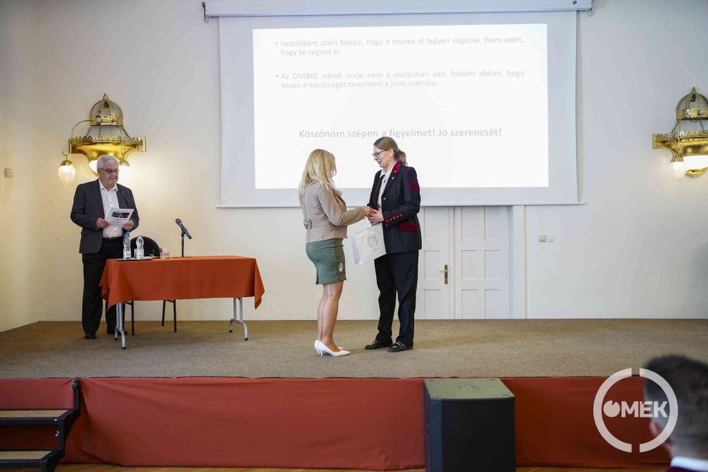 Ajándékcsomagot kap dr. Szombatfalvy Anna az OMBKE elnöke.