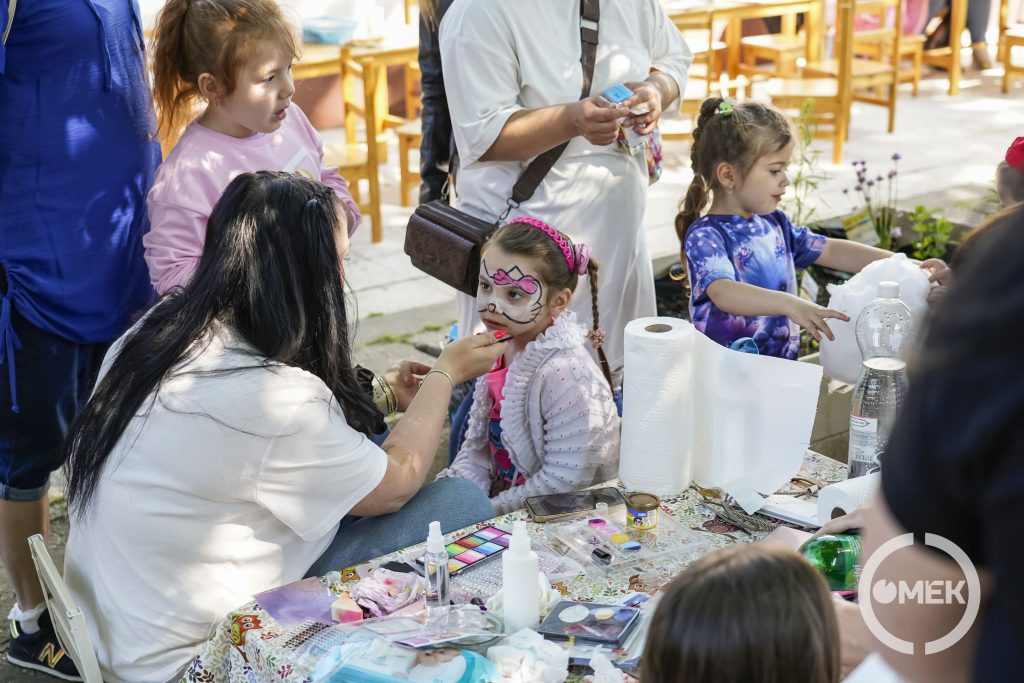 Arcfestés folyamatban.