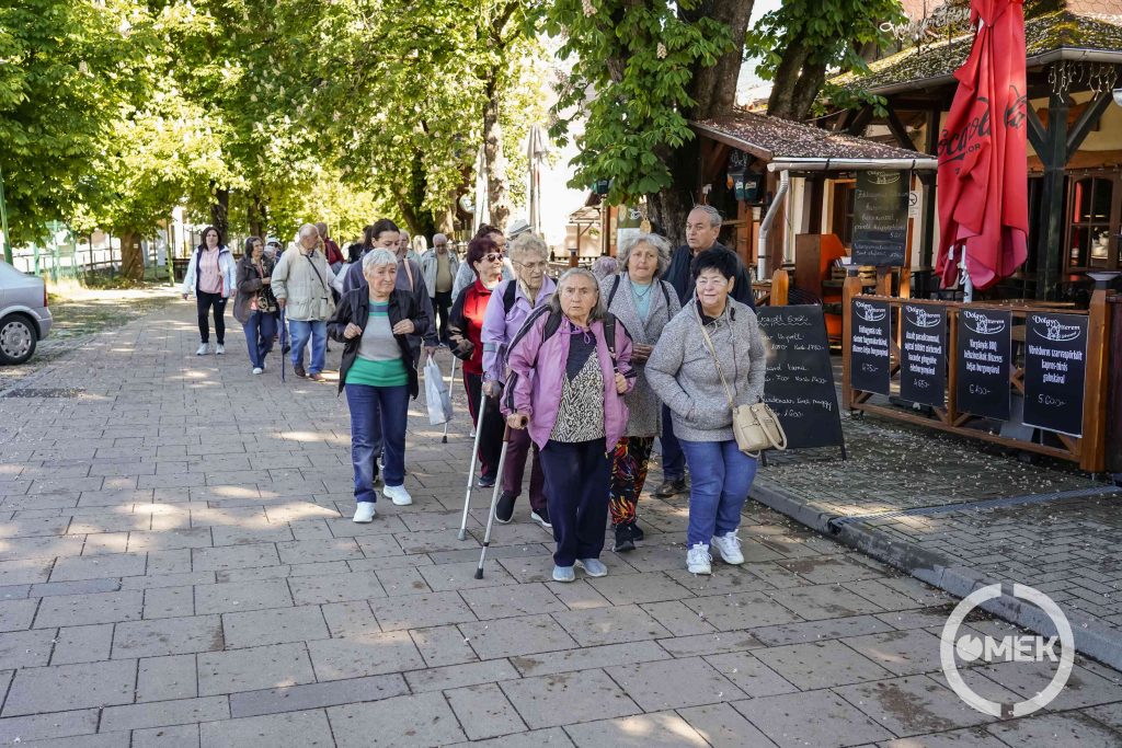 Az Erdei Kisvasút felé gyalogoltak.