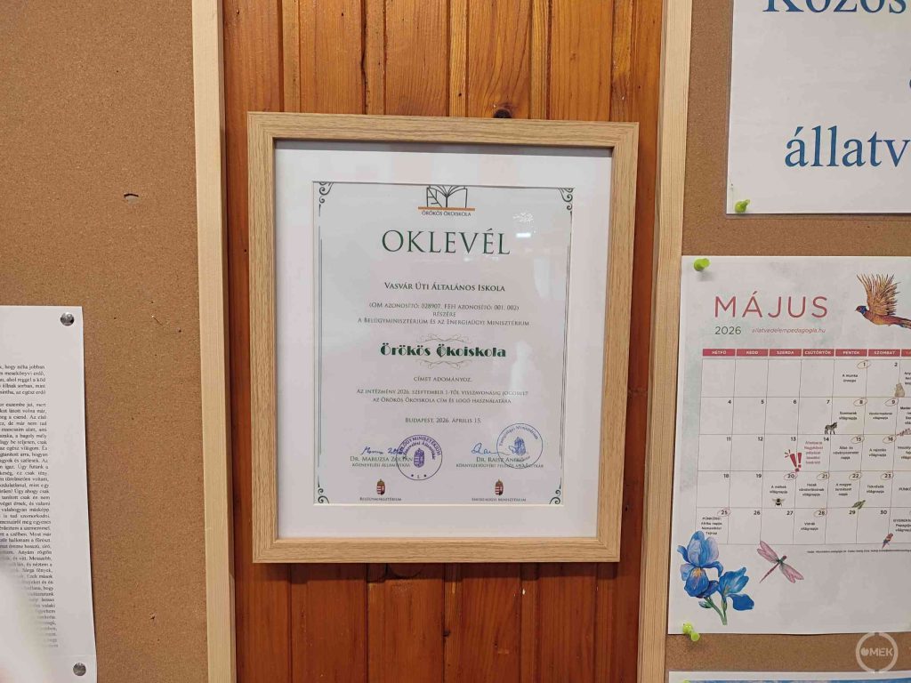 Az Örökös Ökoiskolai címről szóló oklevél az aulában.