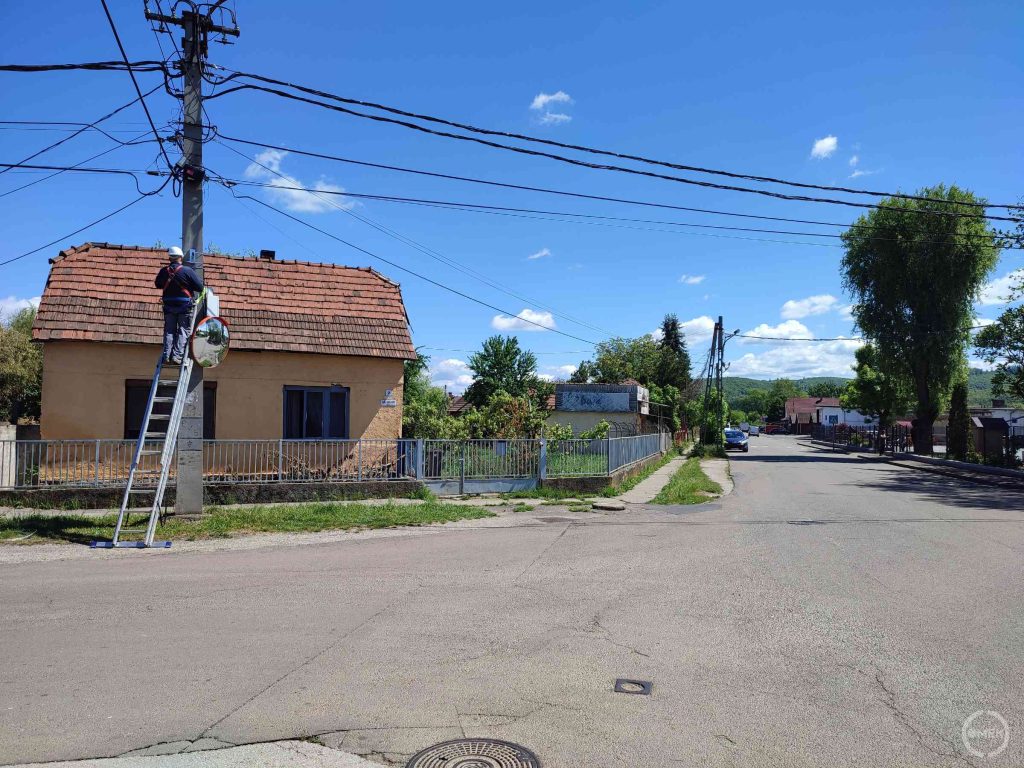 Az Ózdi Apáczai Csere János Általános Iskolához közel került fel az eszköz egy villanyoszlopra.