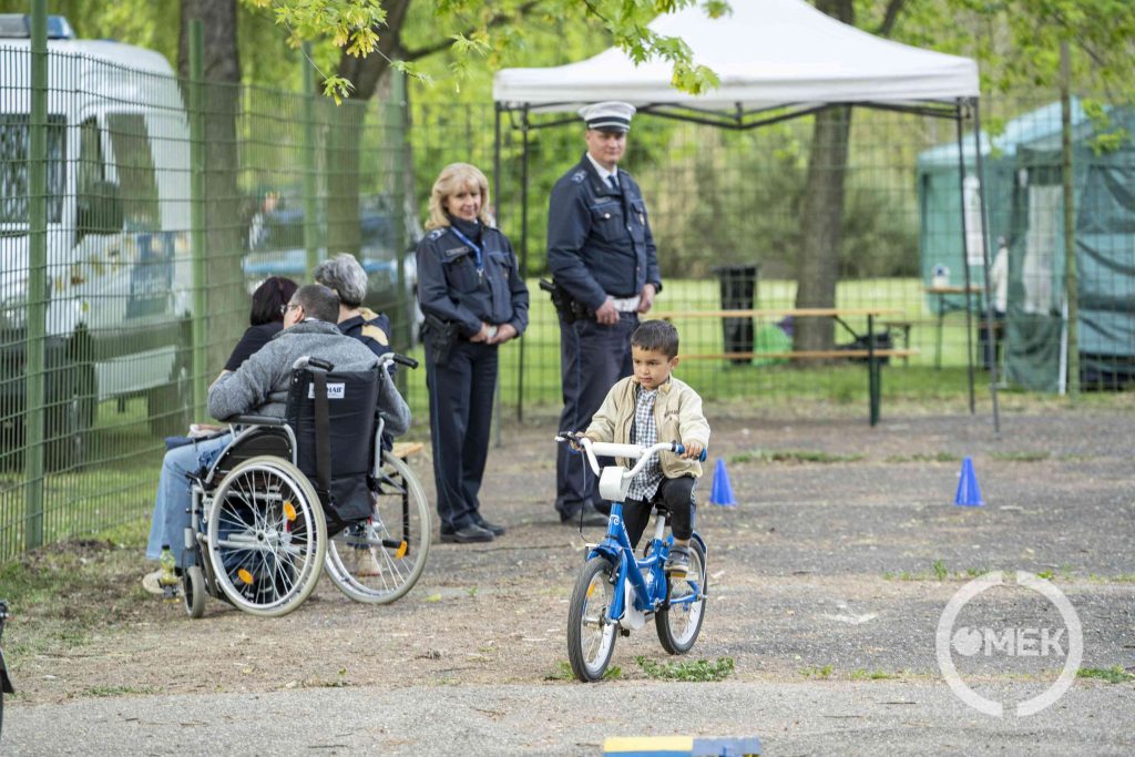 Az Ózdi Rendőrkapitányság egyenruhásai mini kresz-parkot építettek.