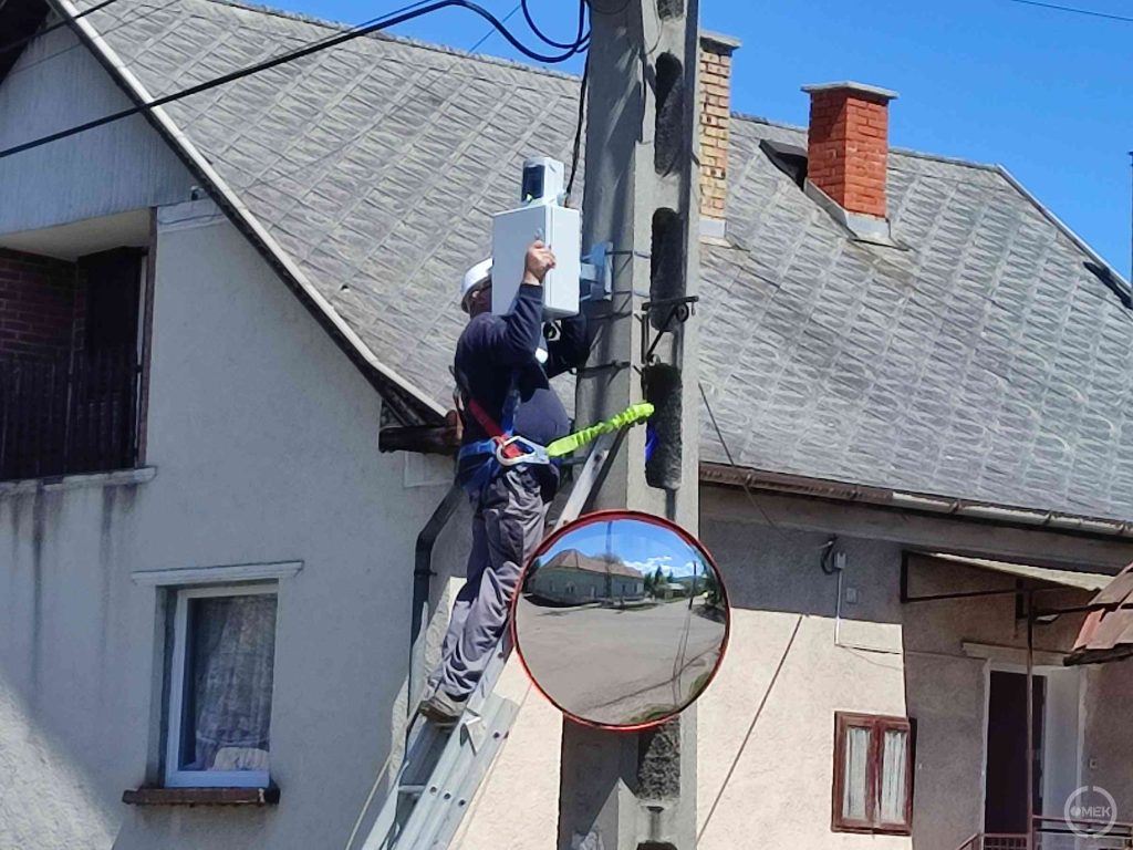 Az eszköz felhelyezése folyamatban.