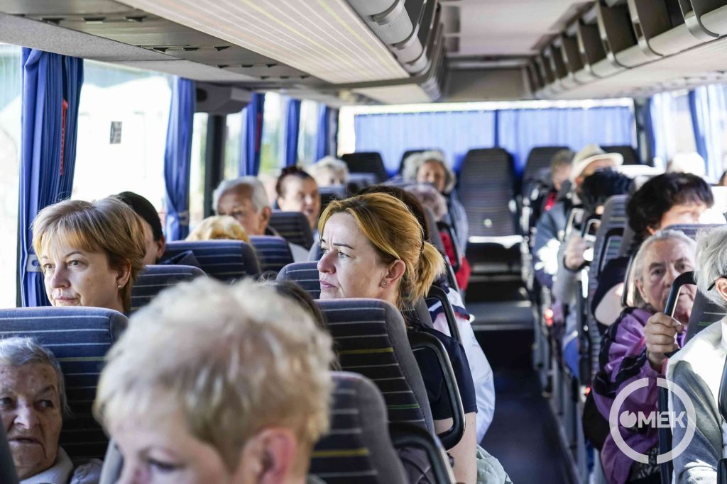 Az idősek élvezték a kirándulást.