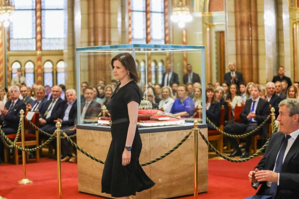 Az ünnepélyes átadót az Országház Kupolatermében tartották.