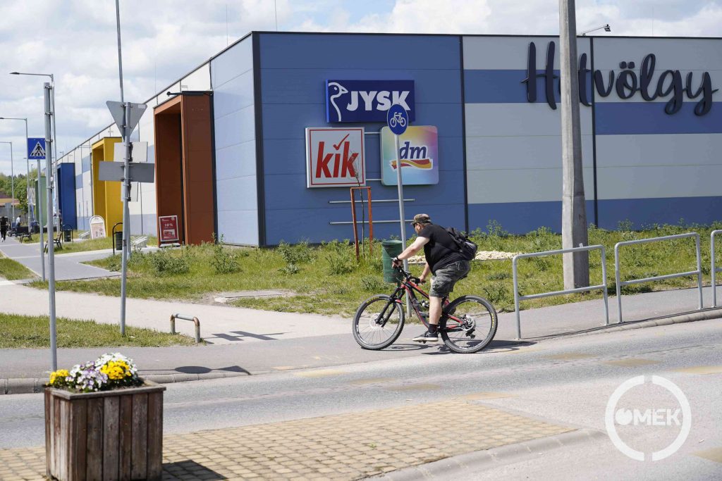 Az úttesten való átkeléskor be kell tartani a KRESZ szabályait.