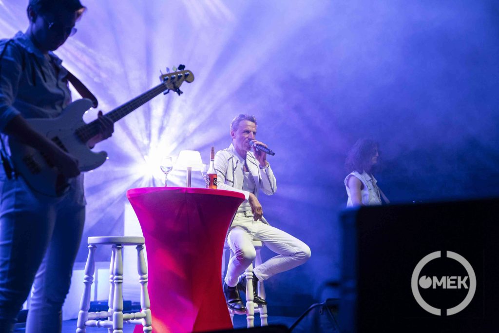 Balázs Pali énekel.