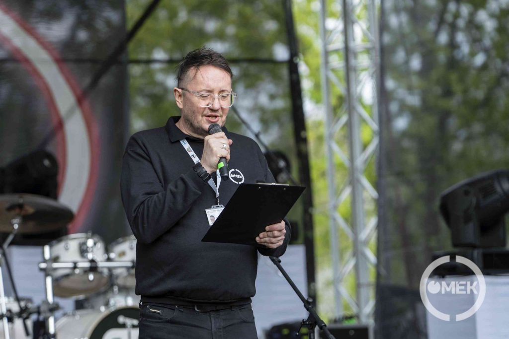 Bukovinszky Zsolt konferál.