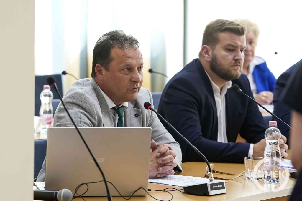 Csépányi Róbert javaslatára a kollégium megszüntetéséről szóló javaslatot levették a napirendek közül.