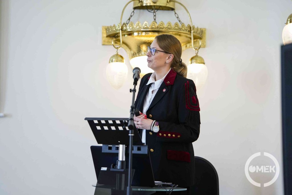 Dr. Szombatfalvy Anna, OMBKE elnöke előadás közben.