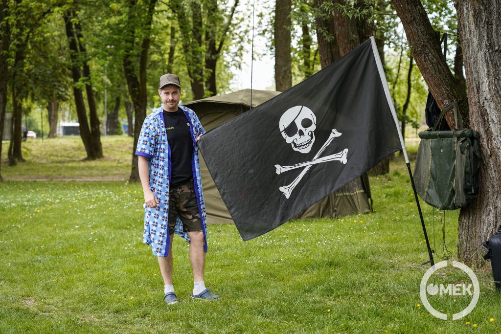 Egy tizenöt kilós ponttyal ma délelőtt még a szlovák csapat, vagyis az UMB Carp Team vezetett, így náluk találtunk rá a kék otthonkára és a kalóz zászlóra.