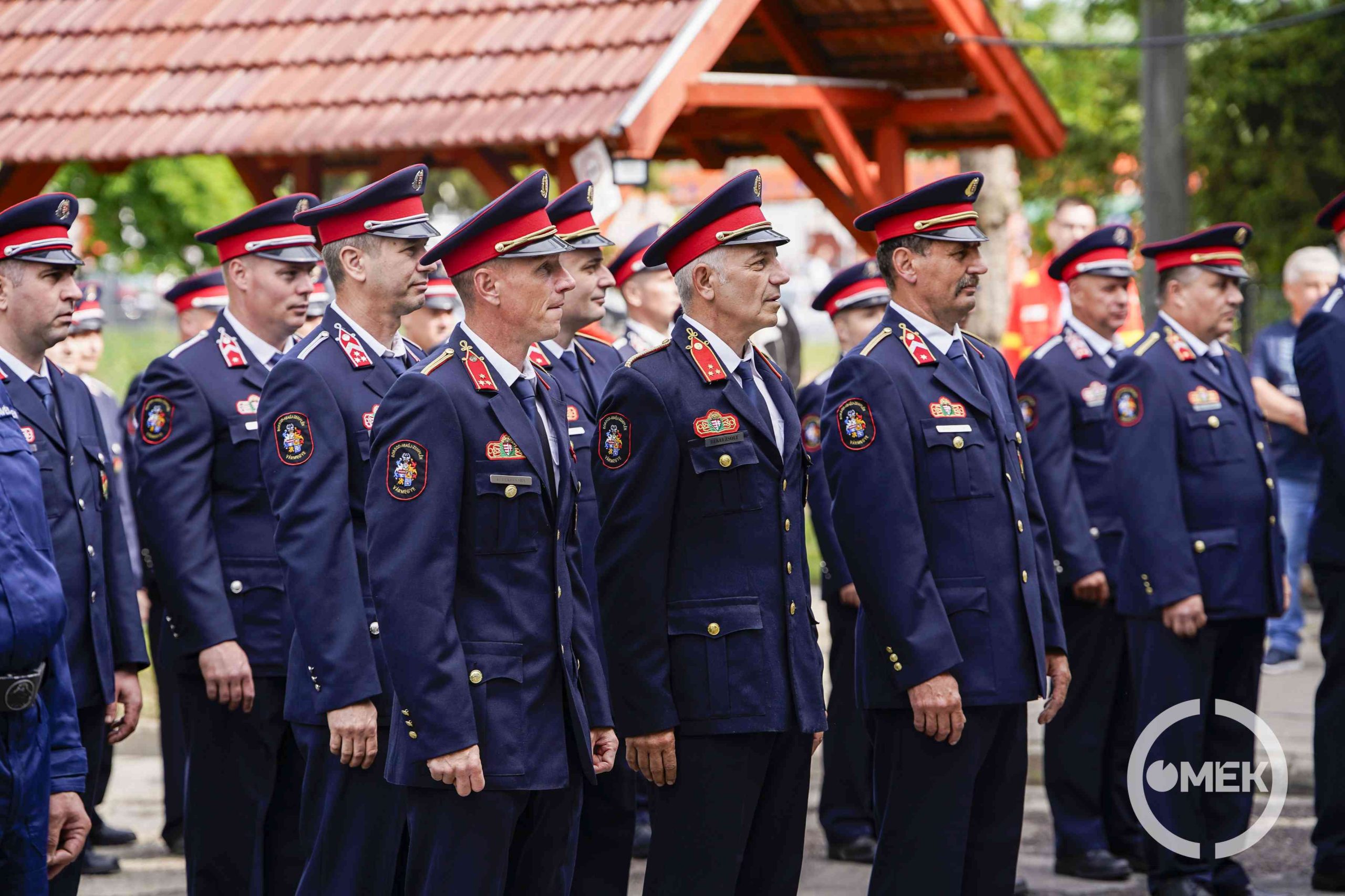 Egyenruhába sorakoztak a tűzoltók.
