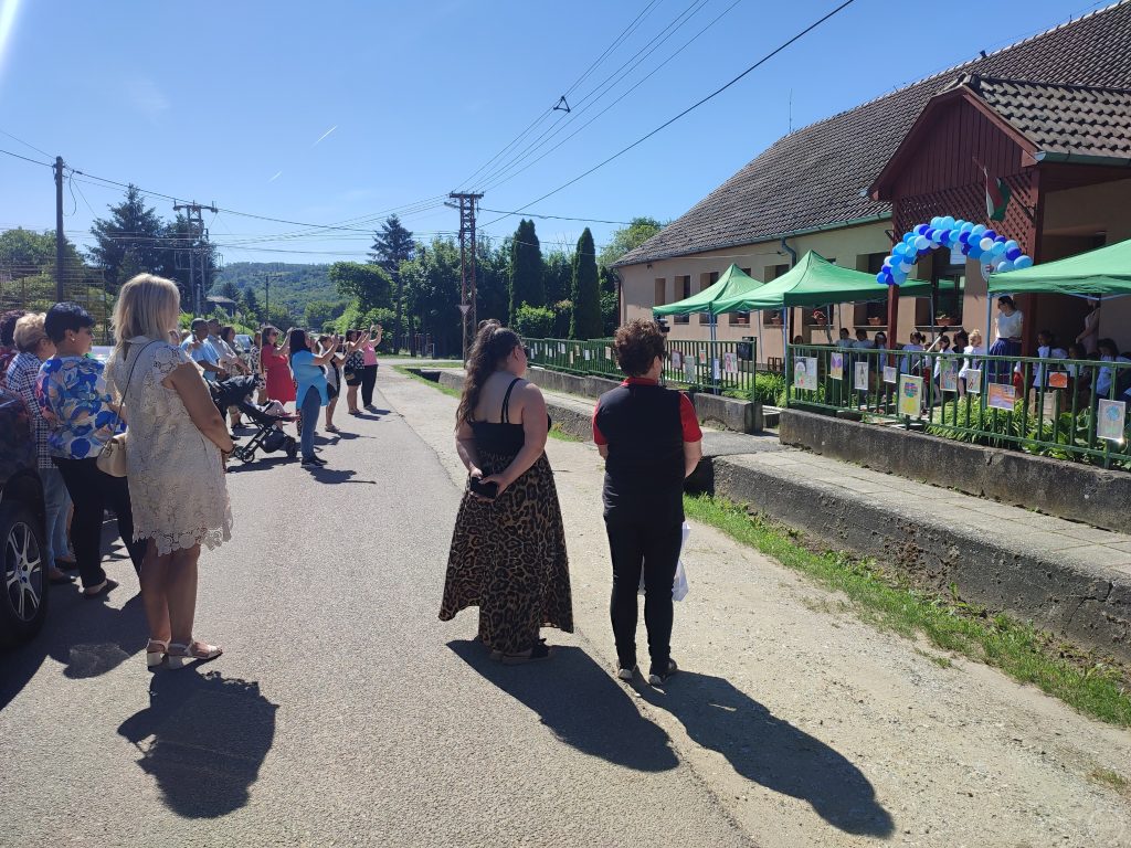 Érdeklődők a kerítés kiállításon.