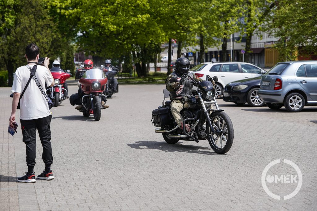 Érkeznek a motorosok a nagyparkolóba.