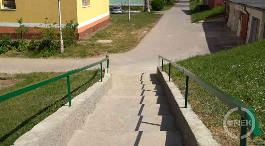 Felújított lépcső.
