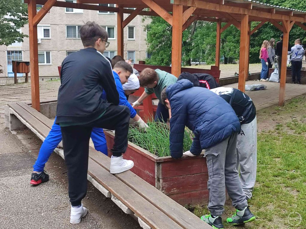 Fiúk, lányok szerszámot ragadtak.