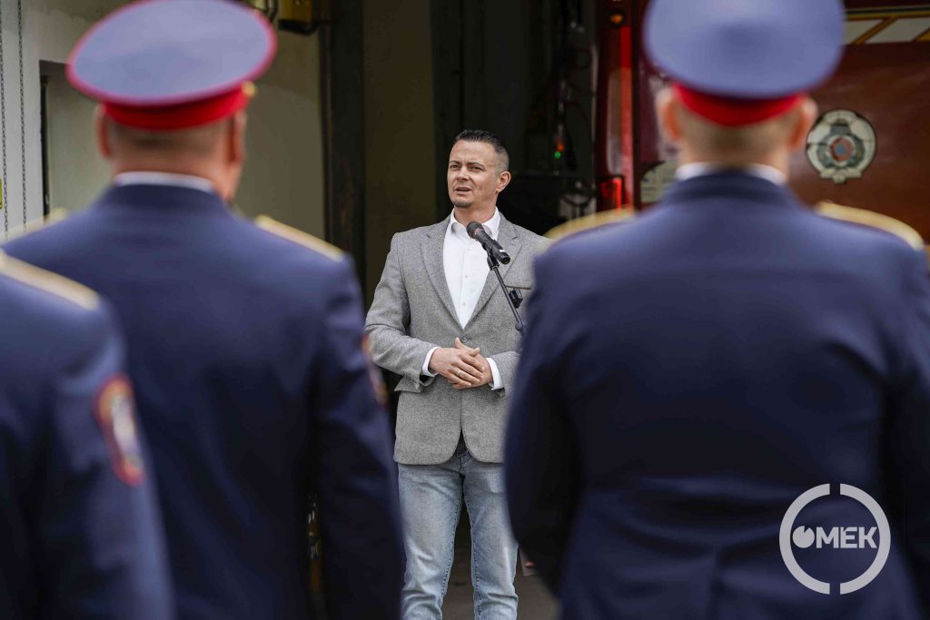 Janiczak Dávid városunk polgármestere szólt a tűzoltókhoz.