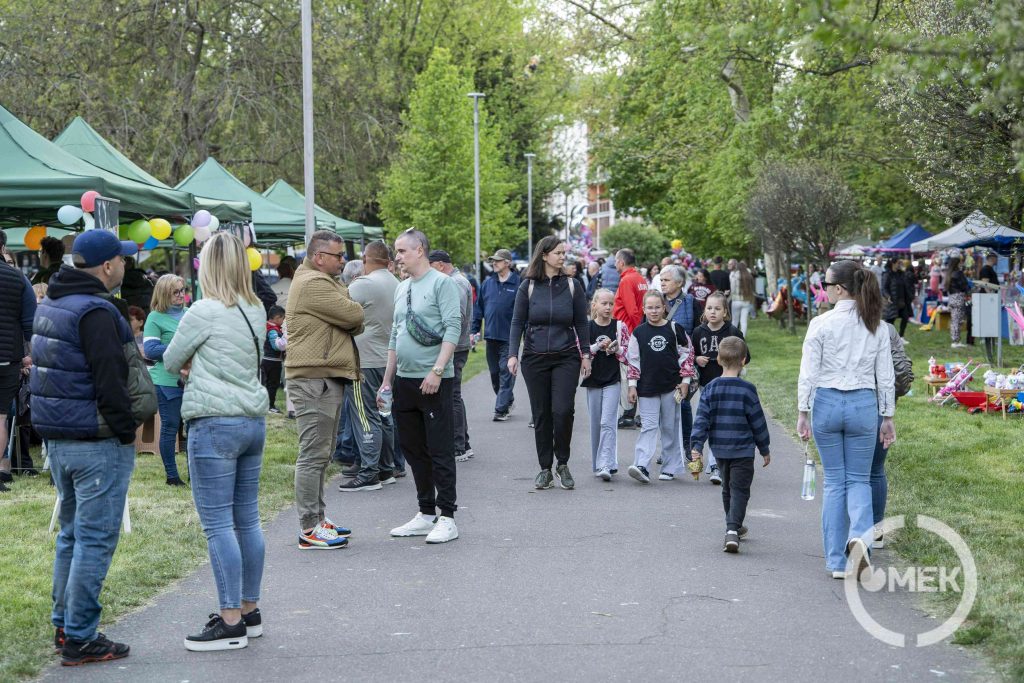 Járókelők a parkban.