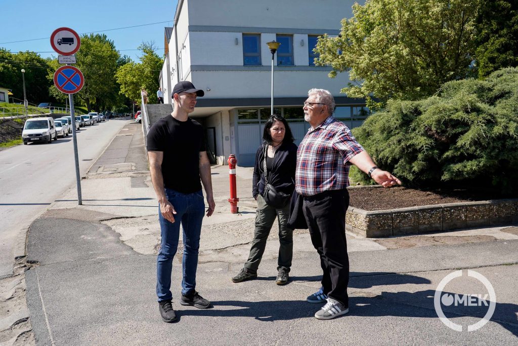 Kriston György a Településfejlesztési Osztály főosztályvezetője egyeztet a városüzemeltetés illetékeseivel.